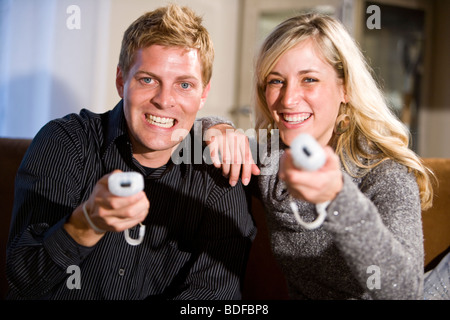 Junge Erwachsene paar Spielen von Videospielen Stockfoto