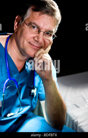 Nahaufnahme des männlichen Arzt tragen scheuert Stockfoto