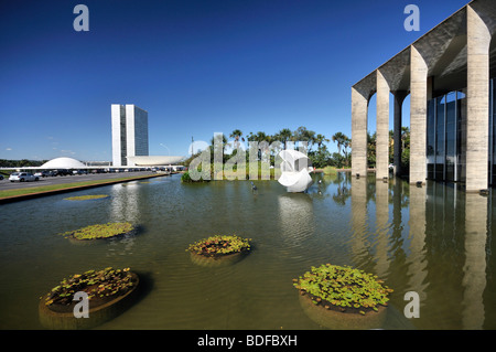 Congresso Nacional Kongressgebäude, links und Itamaraty Palace, das Außenministerium, rechts, entworfen von dem Archi Stockfoto