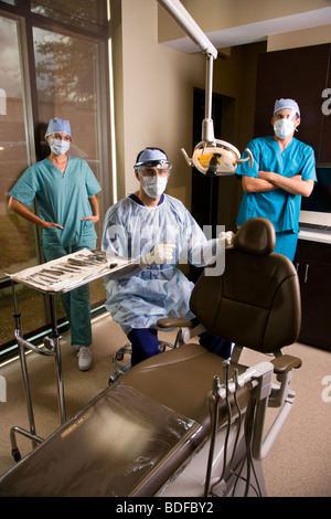 Medizinisches Personal für zahnärztliche Chirurgie Verfahren vorbereiten Stockfoto