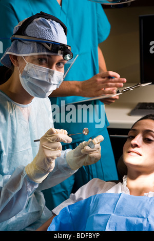 Porträt von Zahnarzt arbeiten am Patienten Stockfoto