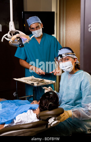 Zahnarzt und Zahnarzthelferin mit Patienten Stockfoto