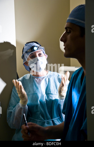 Porträt von zwei Gesundheitspersonal in Scrubs Diskussion Stockfoto