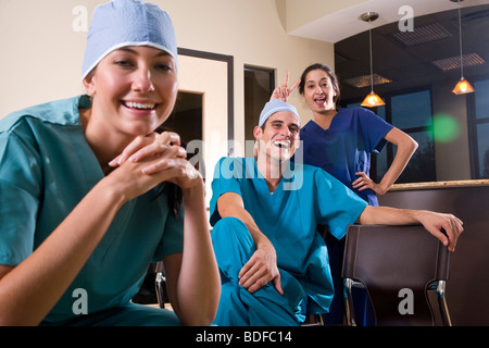Porträt von drei medizinisches Personal, Entspannung und Spaß im Lounge-Bereich Stockfoto
