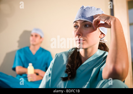 Porträt von nachdenklich Gesundheitswesen Arbeitnehmerin eine Pause Stockfoto