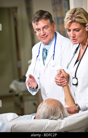 Ärzte mit Patienten im Krankenzimmer Stockfoto