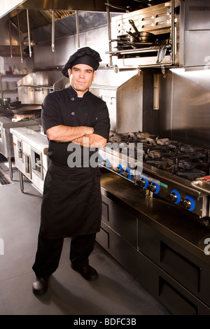 Profi-Koch in Restaurantküche Stand Stockfoto
