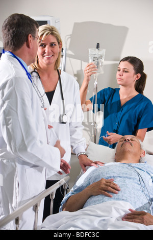 Krankenhauspersonal Mit älteren Patienten Stockfoto, Bild: 71846786 - Alamy