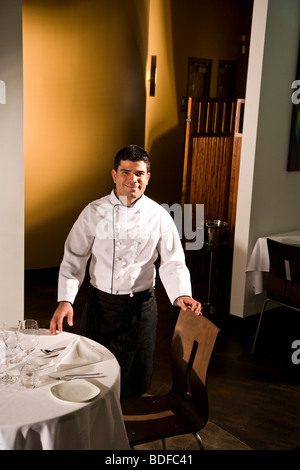 Porträt des kubanischen Küchenchef im Gourmetrestaurant stehen Stockfoto