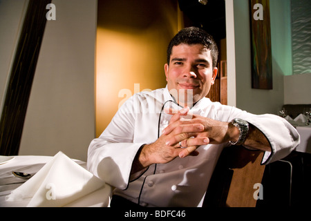Close-up Portrait von kubanischen Koch im Restaurant sitzen Stockfoto