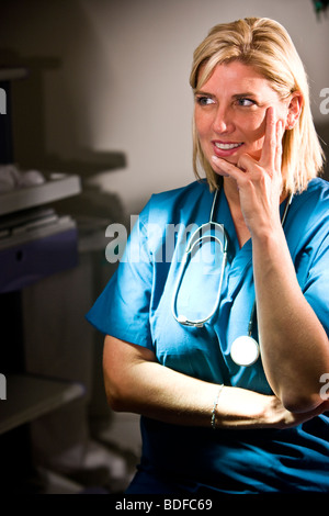 Nahaufnahme eines weiblichen Arzt mit Stethoskop Stockfoto