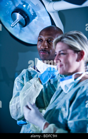 Multi-ethnischen Ärzte im chirurgischen Peelings im Krankenzimmer Stockfoto