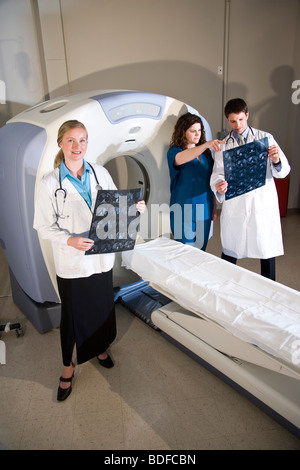 Medizinisches Personal in der CAT-Scan Testergebnisse Stockfoto