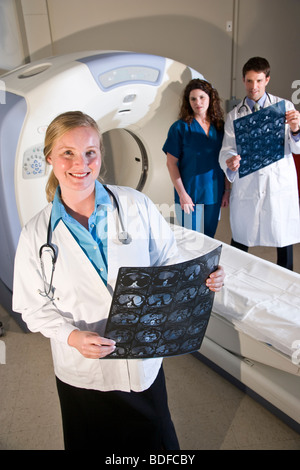 Medizinisches Personal in der CAT-Scan Testergebnisse Stockfoto
