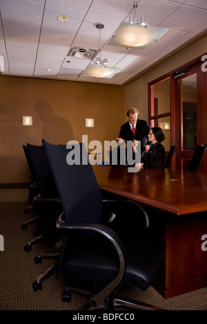 Porträt von Geschäftsleuten im Sitzungssaal Diskussion Stockfoto