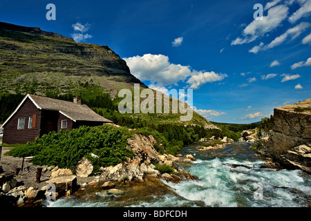 Eine Hütte in der Nähe ein schnell fließender Strom in Glacier Nationalpark Stockfoto