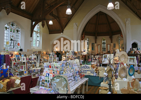 Im Inneren untergebracht der Lyn Valley Kunst- und Handwerkszentrum in einer umgebauten Methodistenkirche in Lynton, Devon, England, UK Stockfoto