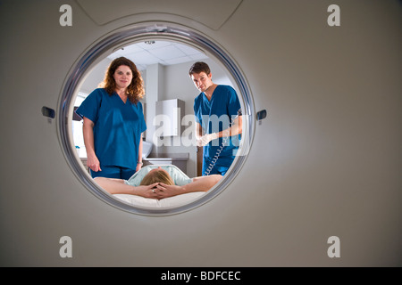 Medizinisches Personal, die Vorbereitung der Patienten für CAT-scan Stockfoto