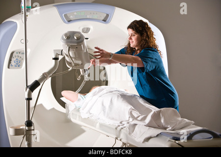 Vorbereitung der Patienten für CAT-Scan Mitarbeiter Stockfoto