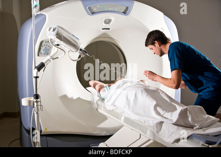 Vorbereitung der Patienten für CAT-Scan Mitarbeiter Stockfoto