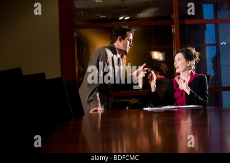 Geschäftsleute, die Zusammenarbeit im Vorstand Büroraum Stockfoto