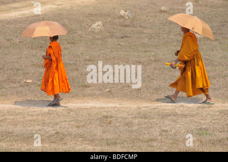 Anfänger und ein Mönch mit Sonnenschirmen, Kambodscha, Asien Stockfoto