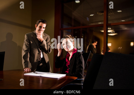 Geschäftsleute in Büro-Konferenzraum Stockfoto