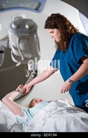 Vorbereitung der Patienten für CAT-Scan Mitarbeiter Stockfoto