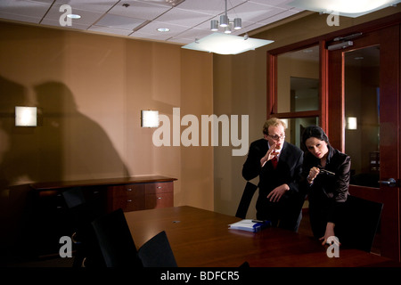 Geschäftsleute in Büro-Konferenzraum Stockfoto