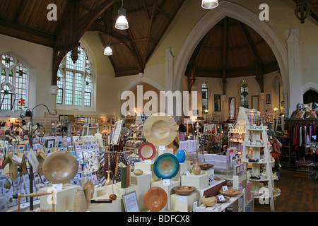 Im Inneren untergebracht der Lyn Valley Kunst- und Handwerkszentrum in einer umgebauten Methodistenkirche in Lynton, Devon, England, UK Stockfoto