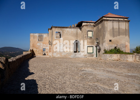 Capelo House, eines der historischen Strukturen im Inneren der Burg von Palmela. Palmela, Distrikt Setúbal, Portugal. Stockfoto