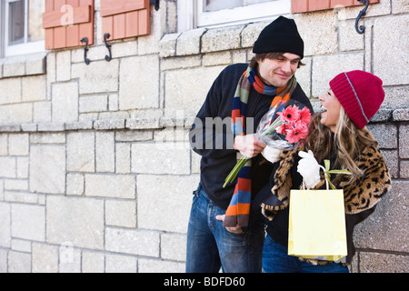 Junges Paar in warme Kleidung Lachen auf Bürgersteig Stockfoto