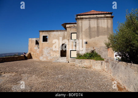 Capelo House, eines der historischen Strukturen im Inneren der Burg von Palmela. Palmela, Distrikt Setúbal, Portugal. Stockfoto