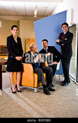 Hispanische Geschäftsleute in Büro-Empfangsbereich Stockfoto