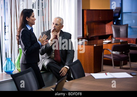 Hispano-Amerikaner Geschäftsmann und Geschäftsfrau im Büro sprechen Stockfoto