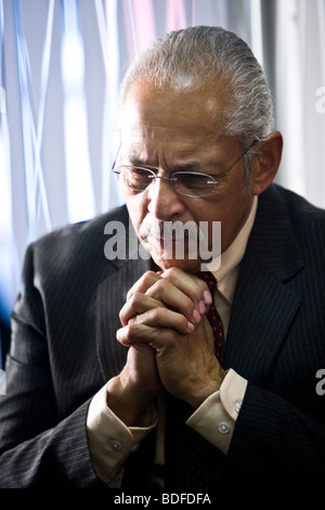 Porträt von senior Hispanic Geschäftsmann tief in Gedanken Stockfoto