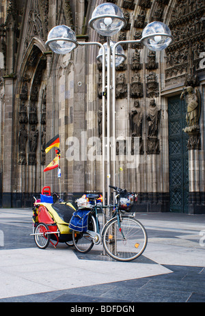Kölner Dom / Köln gotische Kathedrale in Deutschland. Geparkte Fahrrad außerhalb Dom, Lampe. Stockfoto
