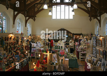 Im Inneren untergebracht der Lyn Valley Kunst- und Handwerkszentrum in einer umgebauten Methodistenkirche in Lynton, Devon, England, UK Stockfoto