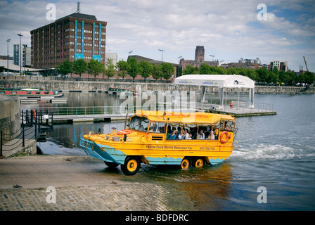 Eines der DUKW Amphibienfahrzeuge, mit denen Touristen in Liverpool Stadt und Hafen auf der Anklagebank Salthouse nehmen. Stockfoto