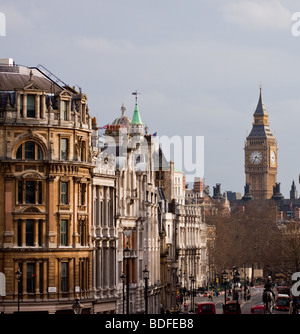 Nach Whitehall in Richtung Big Ben vom Trafalgar Square in London anzeigen Stockfoto