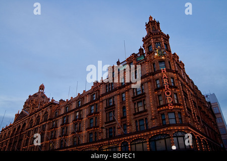 Nacht-Foto von Harrods Kaufhaus, Knightsbridge, London Stockfoto