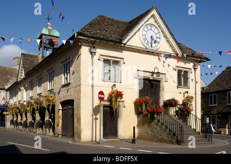 Tetbury Markthalle in hängenden Blumenkörben geschmückt Stockfoto