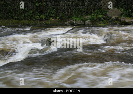Die Ost-Lyn-Fluss bei Hochwasser wie es durchläuft Lynmouth auf dem Weg zum Bristol Channel Stockfoto