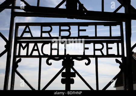 "Arbeit Macht Frei - Arbeit befreit Sie" Eisernes Tor am Haupteingang von Dachau Dachau, Bayern, Deutschland Stockfoto