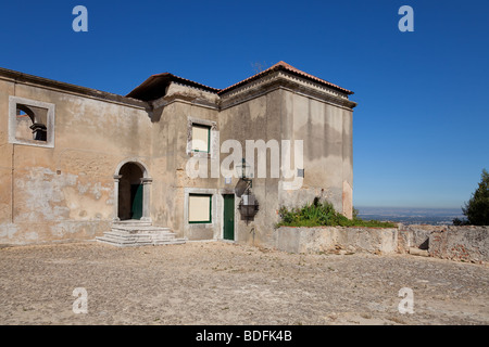 Capelo House, eines der historischen Strukturen im Inneren der Burg von Palmela. Palmela, Distrikt Setúbal, Portugal. Stockfoto