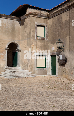 Capelo House, eines der historischen Strukturen im Inneren der Burg von Palmela. Palmela, Distrikt Setúbal, Portugal. Stockfoto