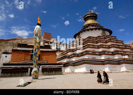 Gyantse Kumbum, begehbaren Mandala und Pelkor Choede Kloster mit tibetischen Pilger, ältere Frauen, Gyantse, Tibet, China, Asien Stockfoto