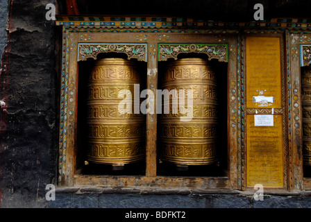 Tibetische Gebetsmühlen, Gebet Zylinder und Schnitzereien in Sakya-Kloster, Sakya, Tibet, China, Asien Stockfoto