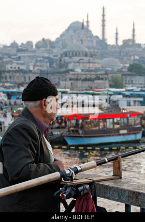 Türkische Angler mit Kappe auf der Galata-Brücke, Porträt, Eminoenue, Istanbul, Türkei Stockfoto