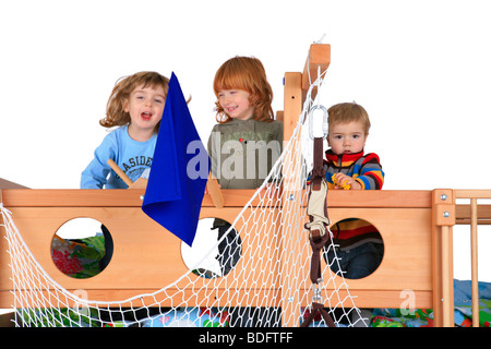 Kinder spielen in ein Billi-Bolli Hochbett Stockfoto